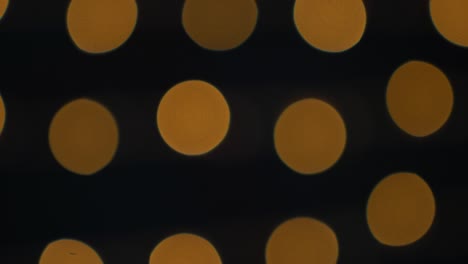 luces bokeh doradas parpadeando en el fondo