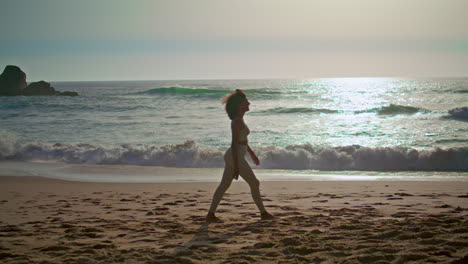 Mujer-Caminando-Arena-Orilla-Del-Mar-Disfrutando-Del-Video-Vertical-Del-Amanecer-De-Verano.-Chica-Yendo