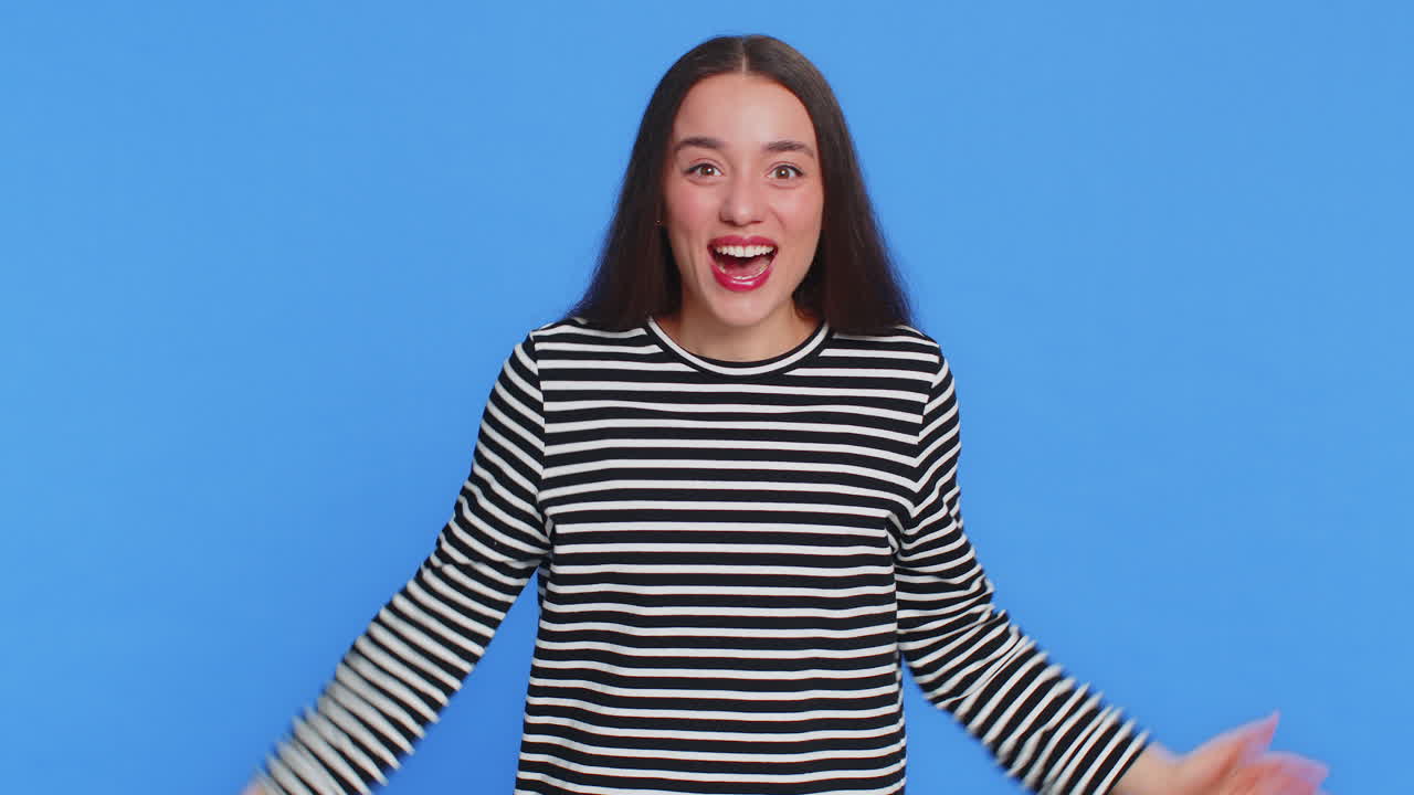 Excited amazed caucasian woman touching head showing explosion celebrating success good idea answer