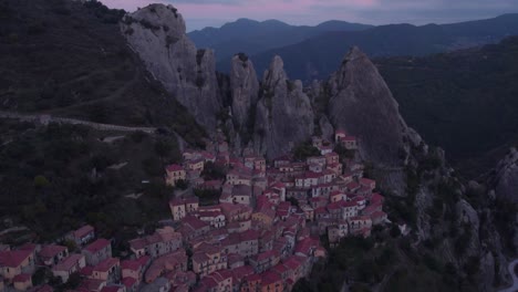 Castelmezzano-El-Pueblo-Más-Hermoso-De-Las-Montañas-De-Italia-Al-Amanecer,-Antena