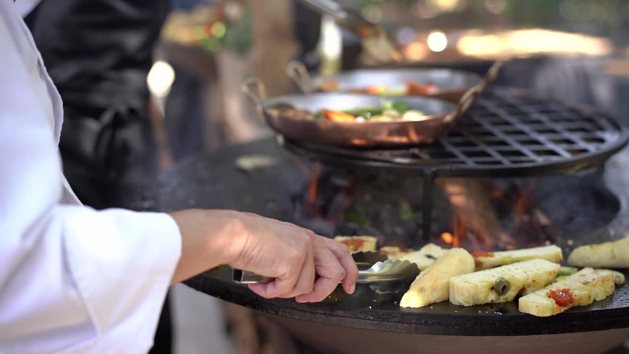 그릴 위에 긴 포카치아의 클로즈업.