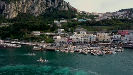 barcos que navegan lejos de capri, italia