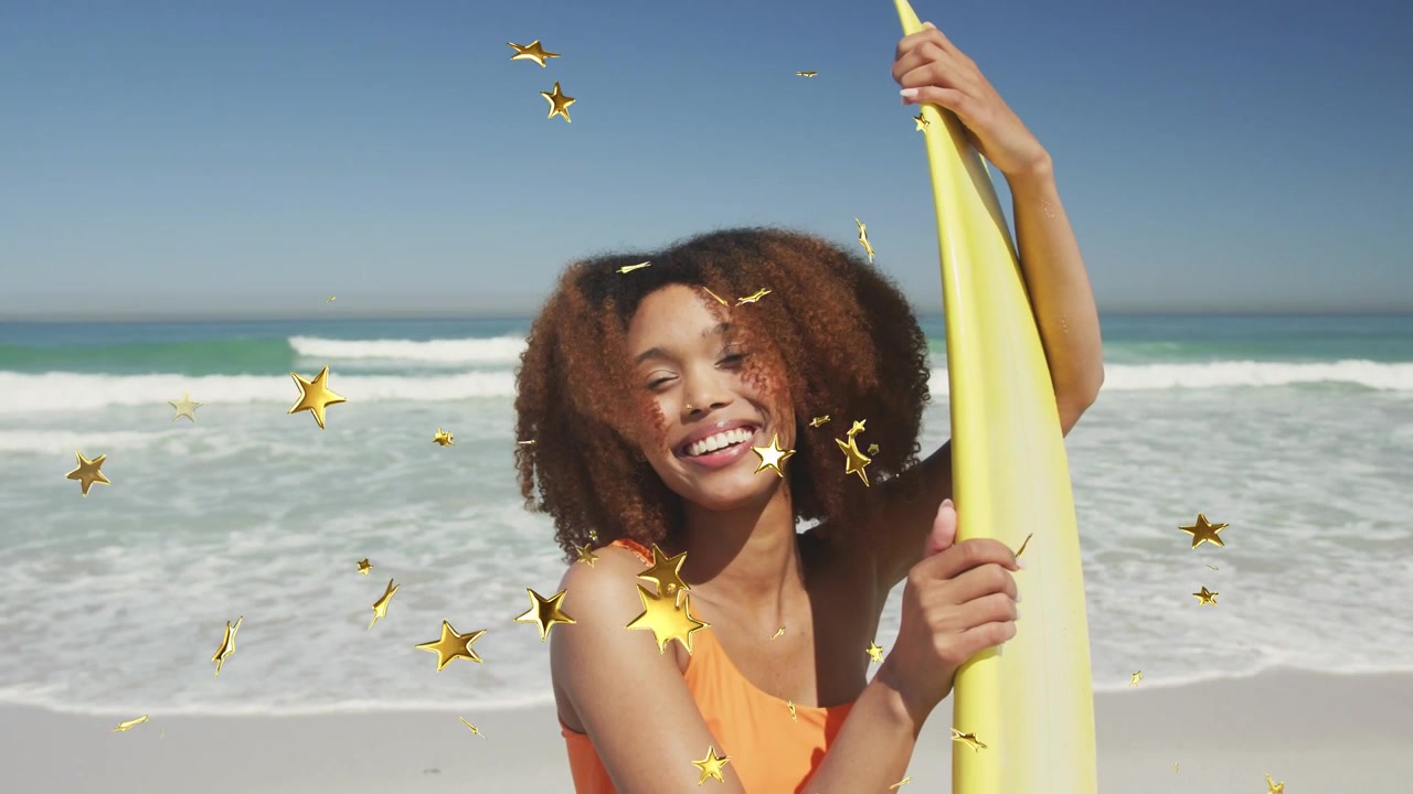 Femme tenant un panneau jaune, posant sur une plage de sable, avec des étoiles dorées apparaissant et dérivant pour une promotion