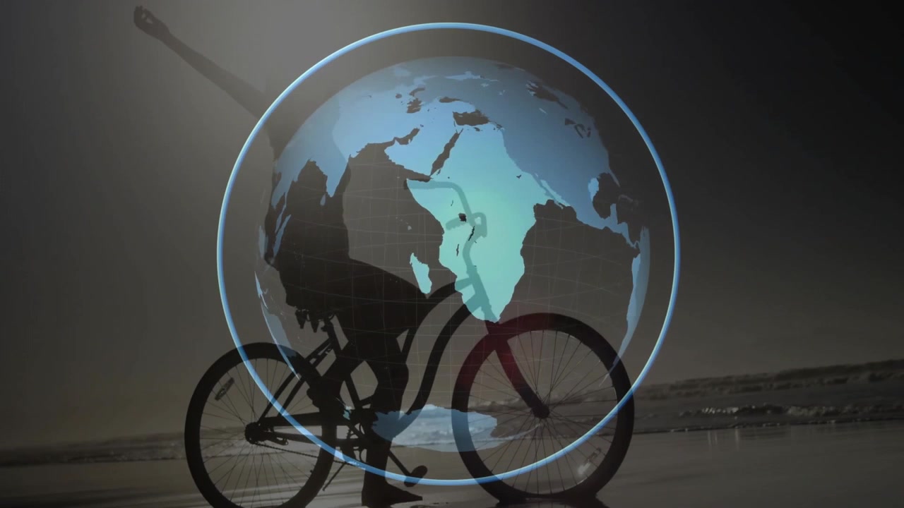Coucher de soleil initiant une superposition de globe rotatif, tandis qu'une femme tenant un vélo sur la plage cherche l'inspiration pour voyager.