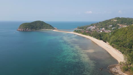 Atemberaubender-Strand-Mit-Halbinsel-Von-Der-Drohne-Aus-Gesehen