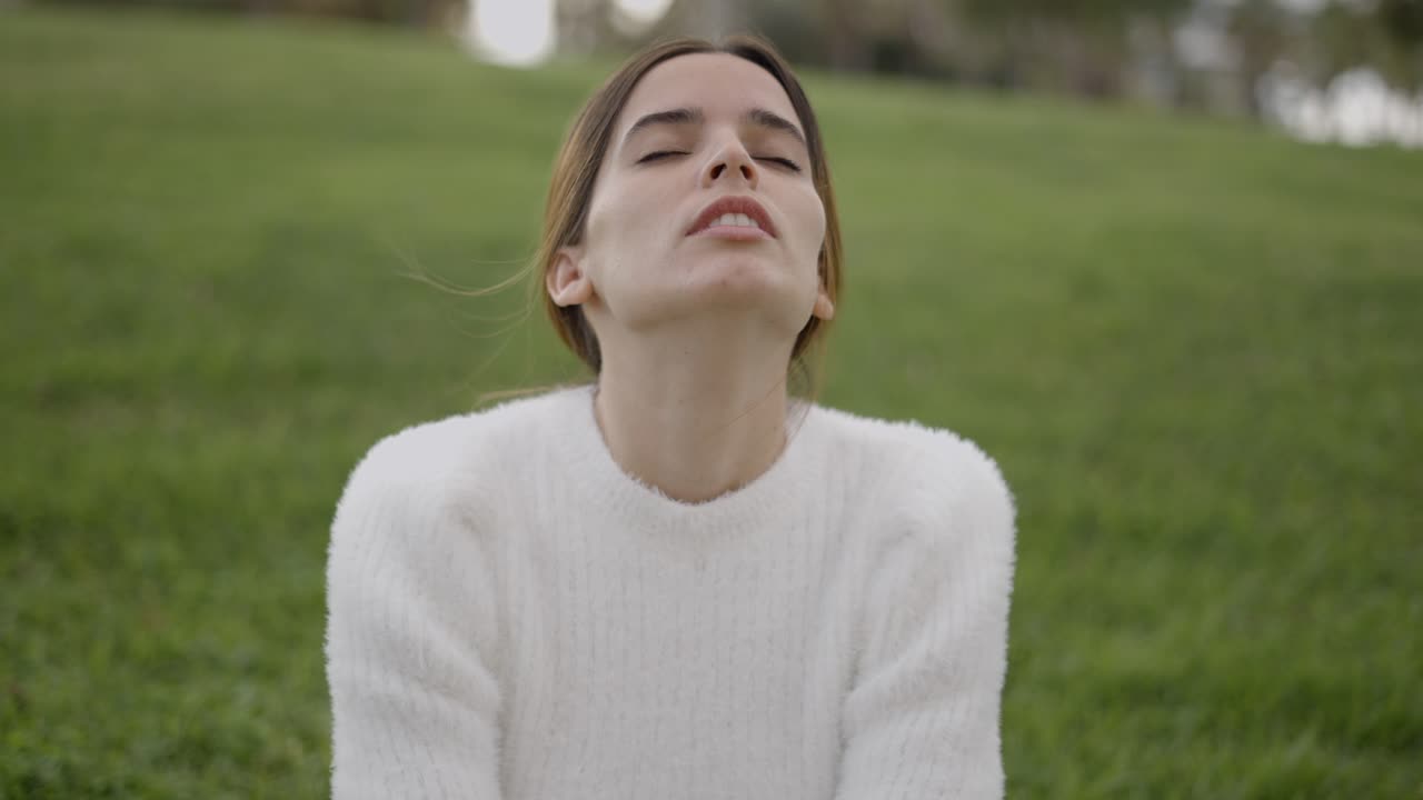 공원에서 휴식을 취하는 여자