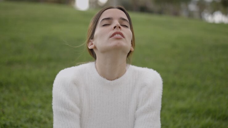 una mujer relajándose en un parque.