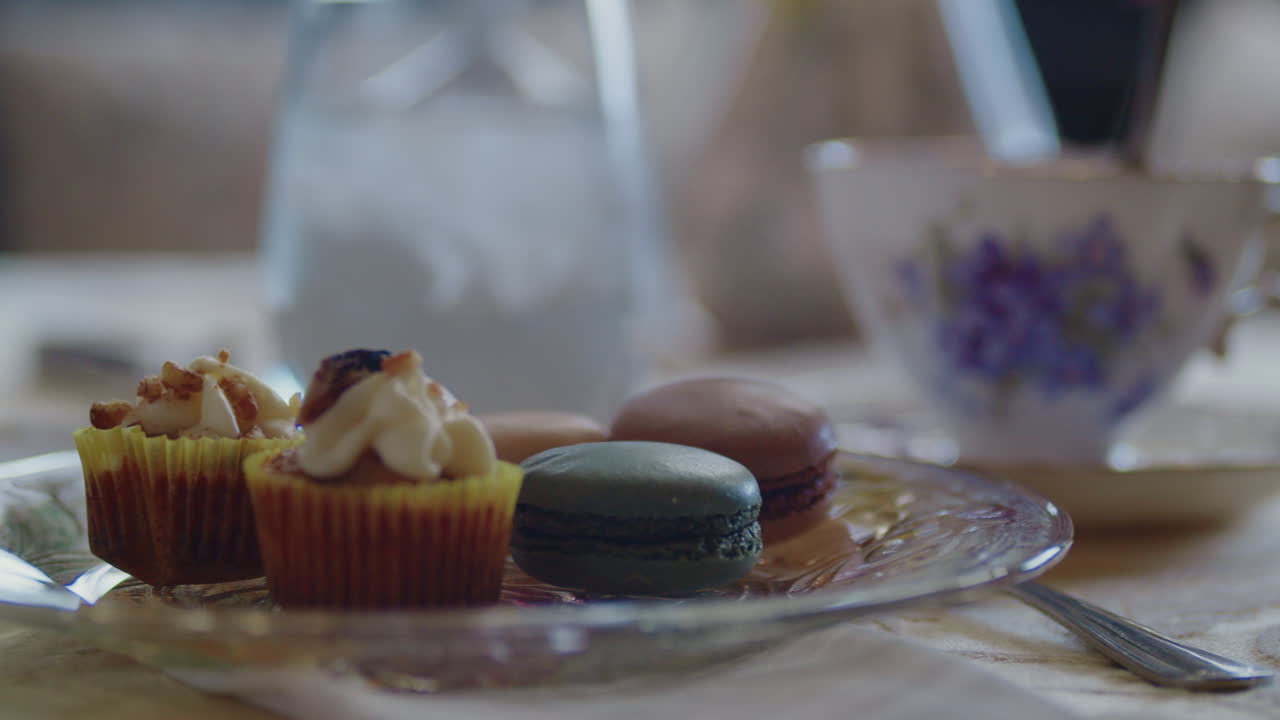 차 한 잔 을 는 동안 페이스트리 판 을 가로질러