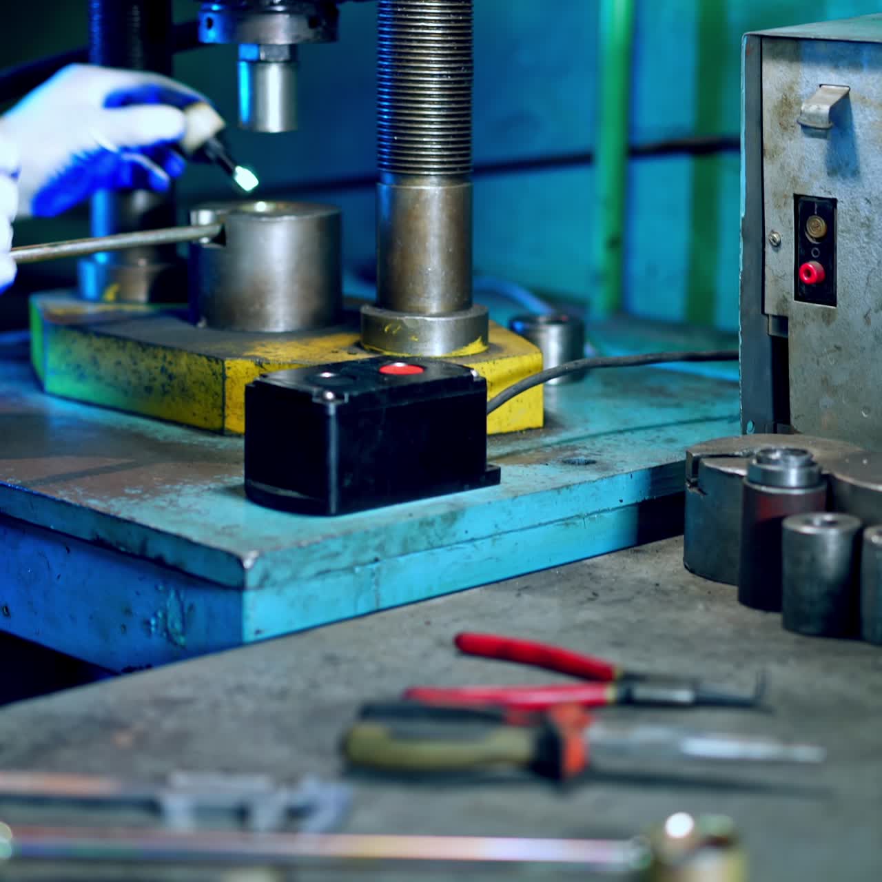 Metal Formation by Hydraulic Press