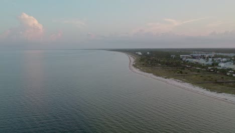 Luftaufnahme-über-Einem-Sehr-Ruhigen-Und-Flachen-Buchtstrand-Mit-Dem-Golf-Von-Mexiko-Am-Horizont