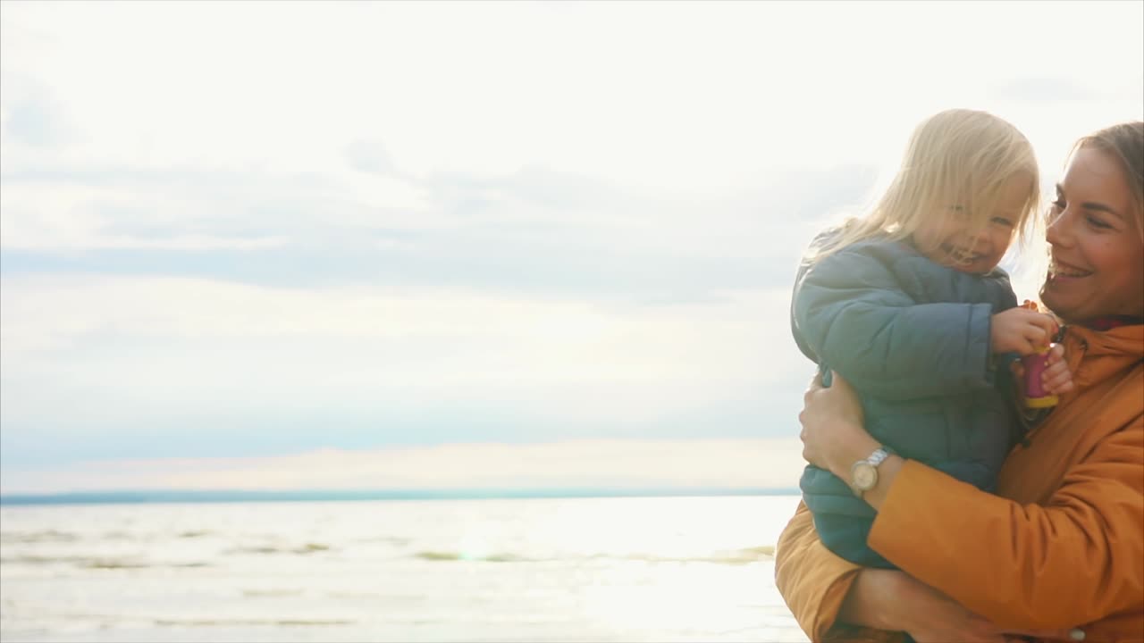 Madre e figlia che giocano sulla spiaggia