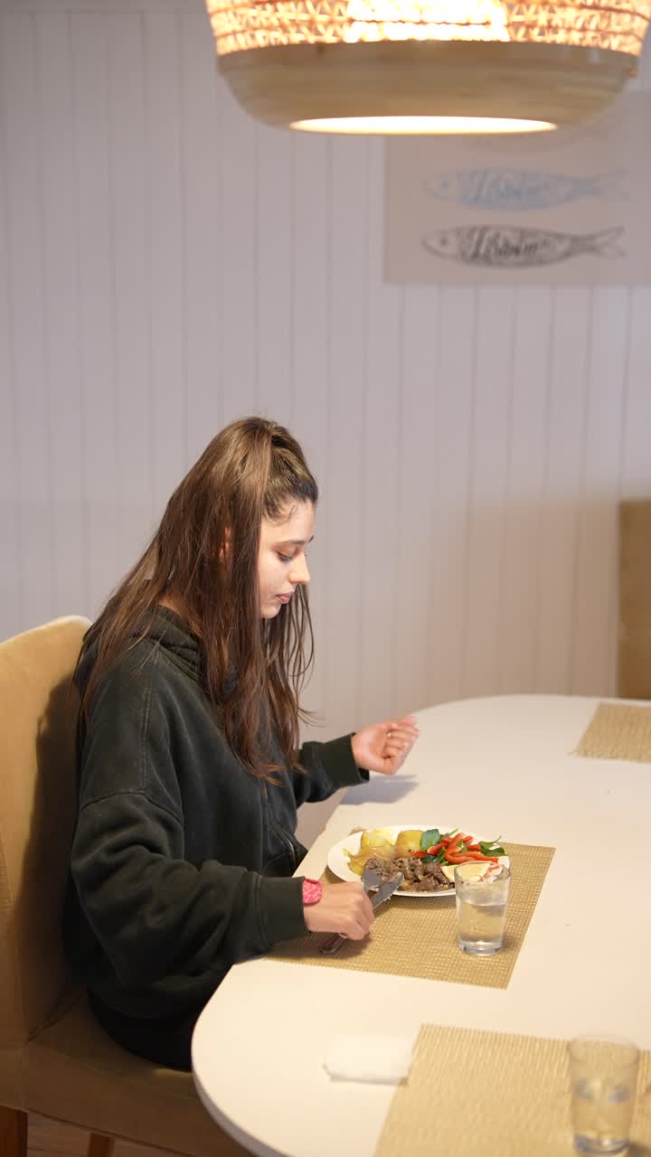mujer cenando en casa