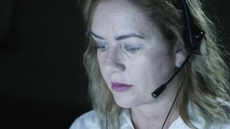 vista de cerca de una teletrabajadora con auriculares