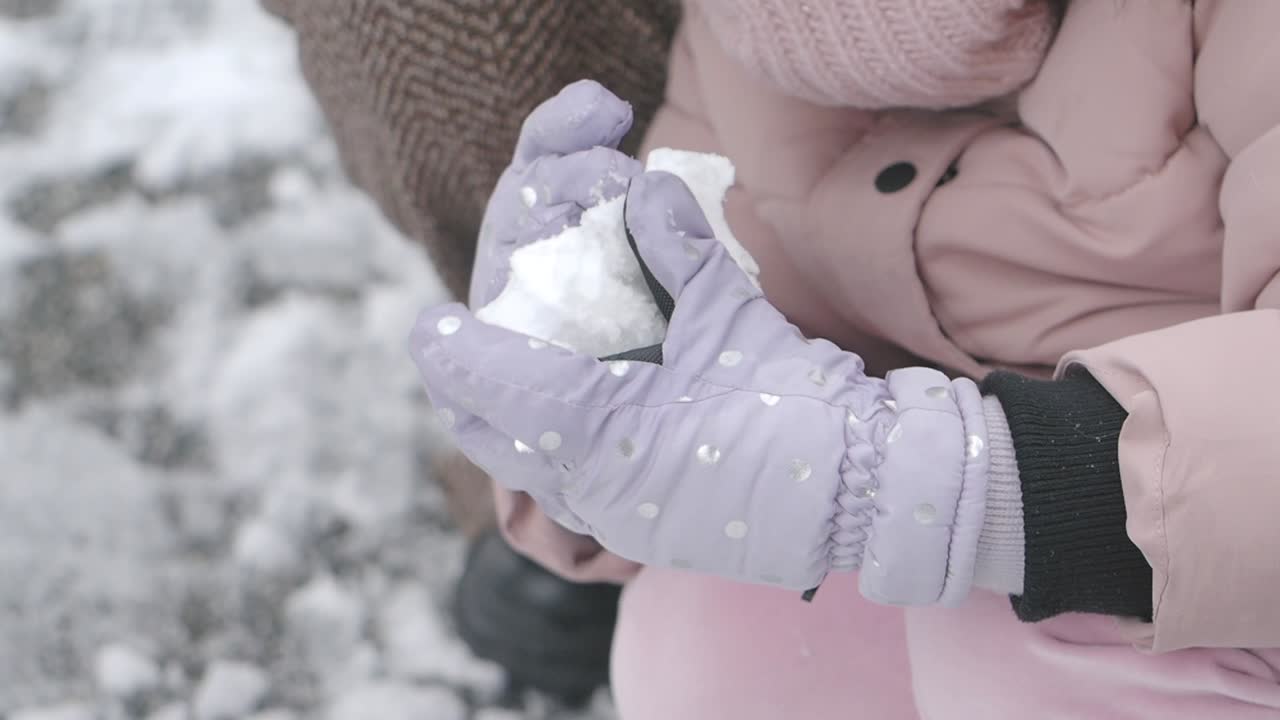 눈 을 가지고 놀고 있는 아이