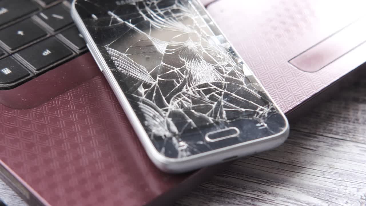 노트북에 깨진 스마트폰