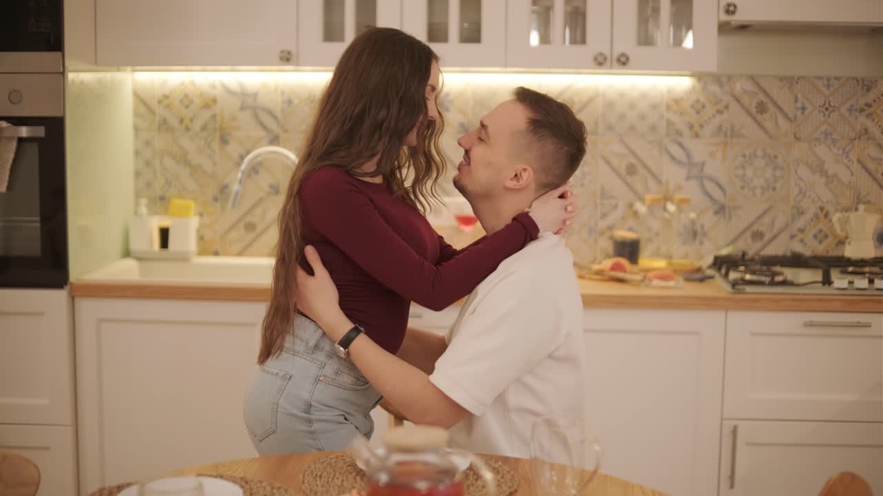 um casal apaixonado está a passar tempo em casa.