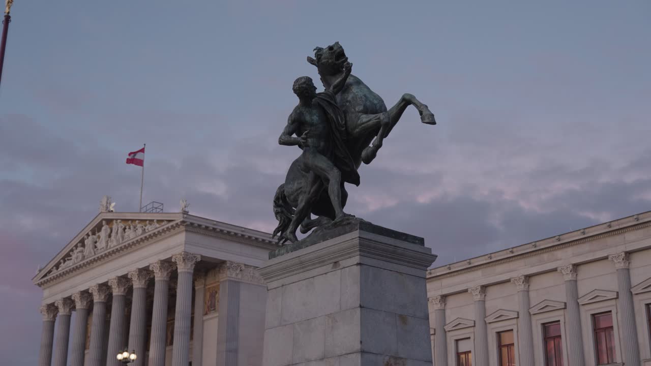 Statua di un uomo e di un cavallo di fronte al Parlamento austriaco