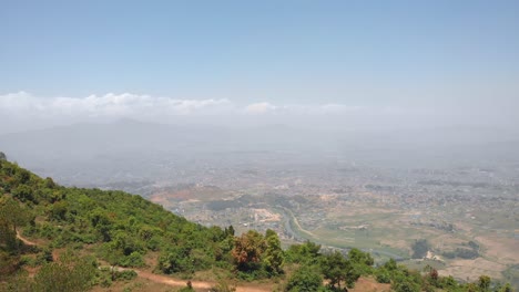 Vista-Aérea-Desde-Un-Dron-De-Un-Sendero-De-Montaña-Alrededor-De-Katmandú,-Nepal