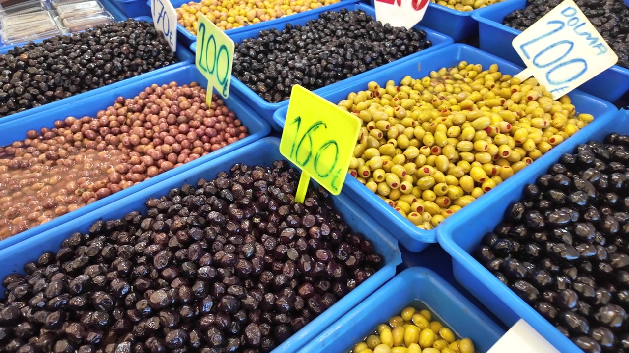 Vielfalt frischer Oliven zum Verkauf an einem Marktstand