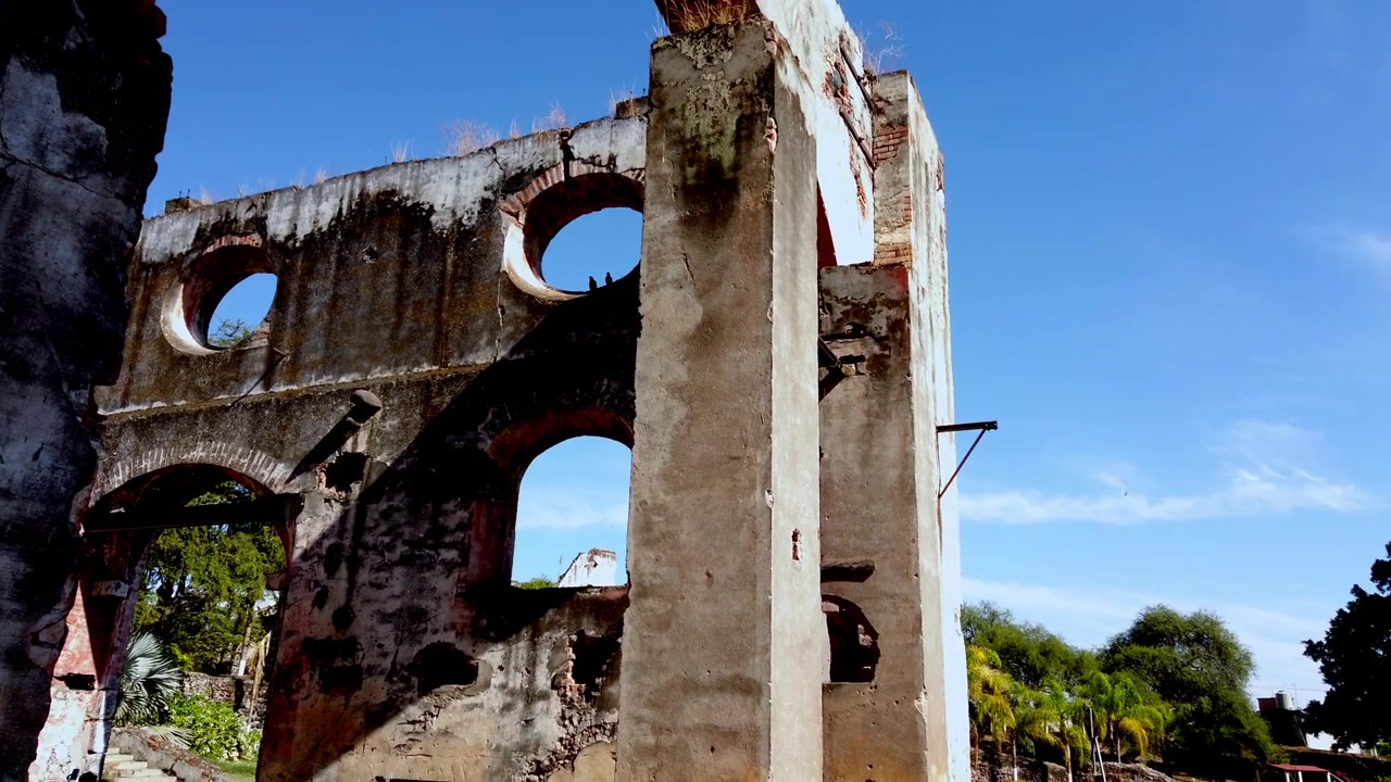 Hacienda Coahuixtla in rovina con cielo azzurro e un'atmosfera nostalgica