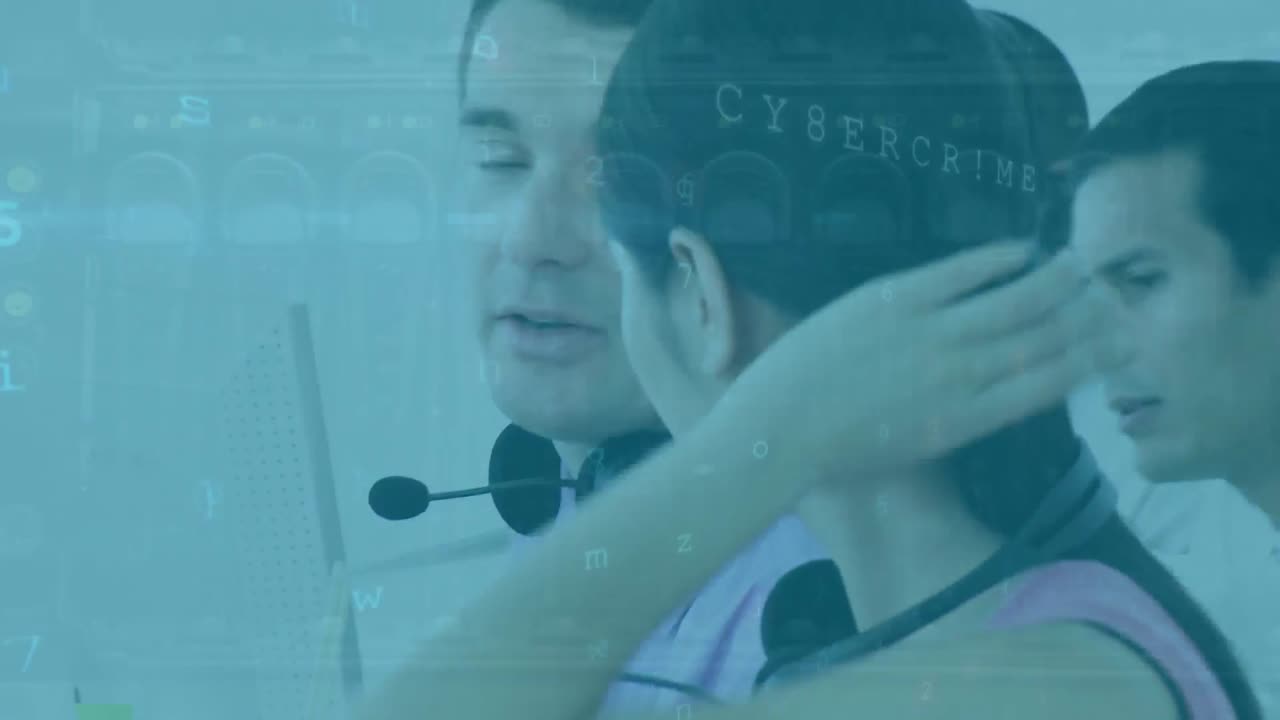 사이버 보안 데이터 처리 다양한 남성과 여성 고객 서비스 임원들이 이야기하고 있습니다.