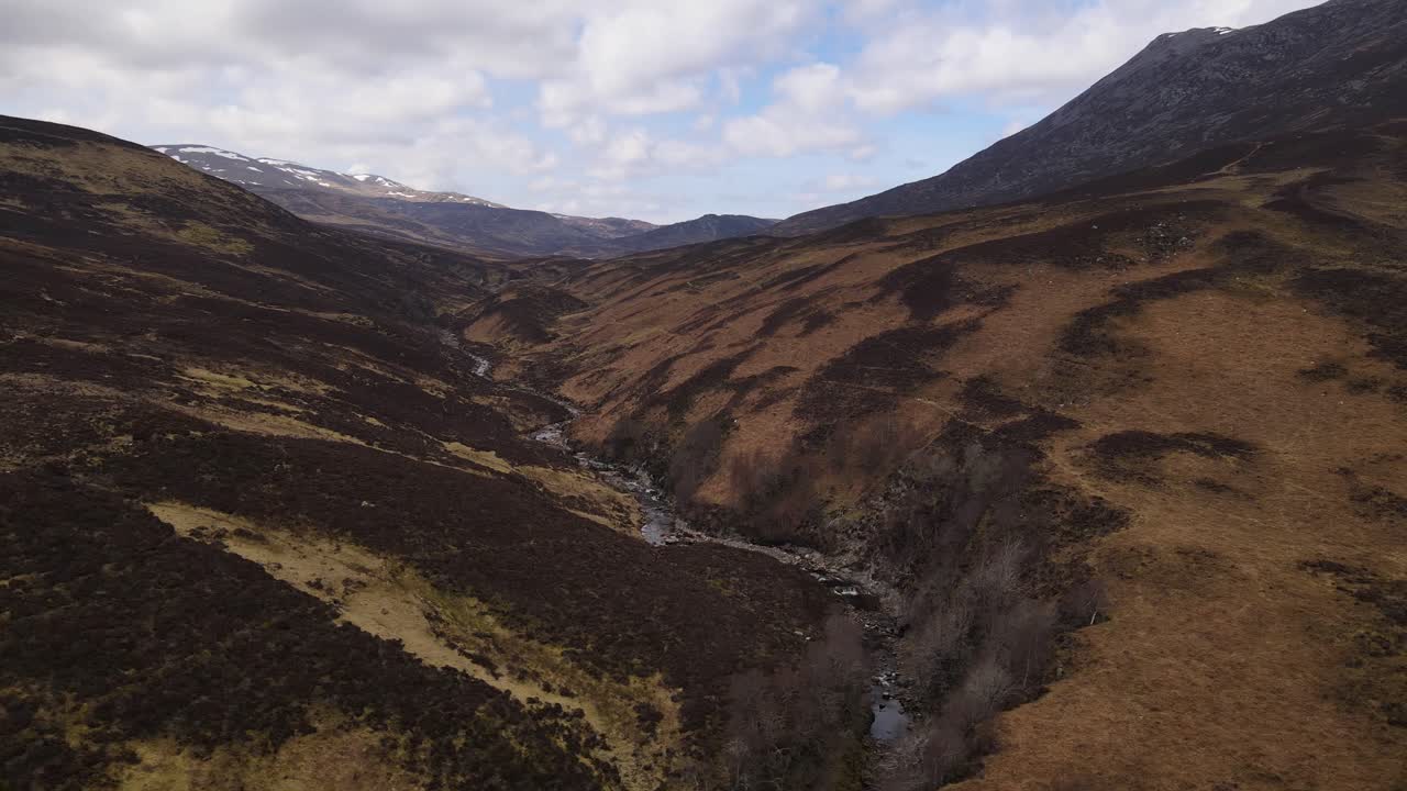 descubriendo schiehallion con una vista de un río cercano, tierras altas escocesas