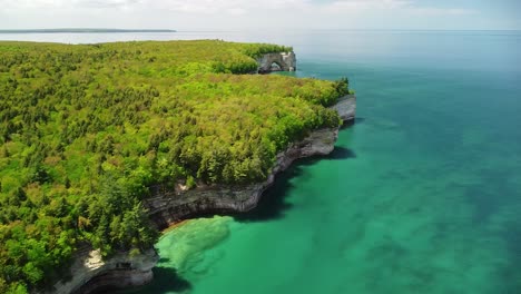 Toma-Aérea-De-Acantilados-Rocosos-En-La-Costa-Nacional-De-Rocas-Fotografiadas,-Michigan