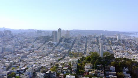 Antena:-Paisaje-Urbano-De-San-Francisco-Y-Torre-Coit,-Vista-De-Drones