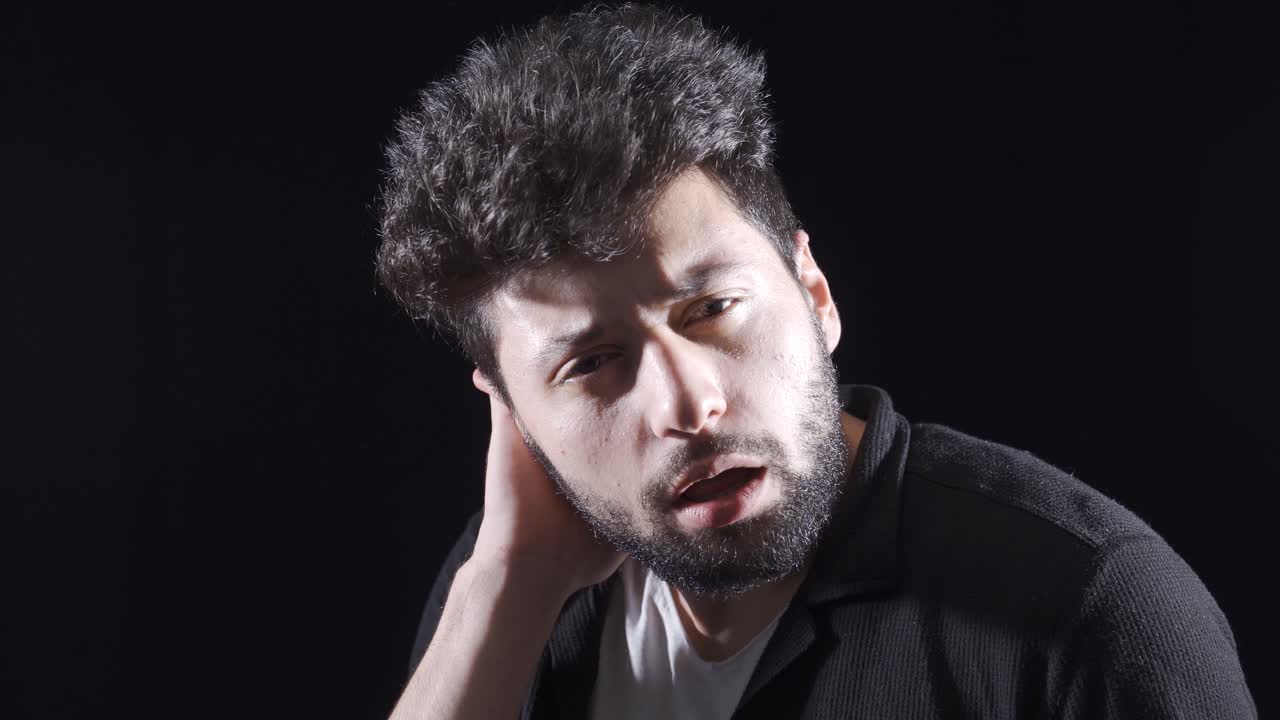 정신분열증 증상을 가진 혼란스러운 젊은 남자입니다.