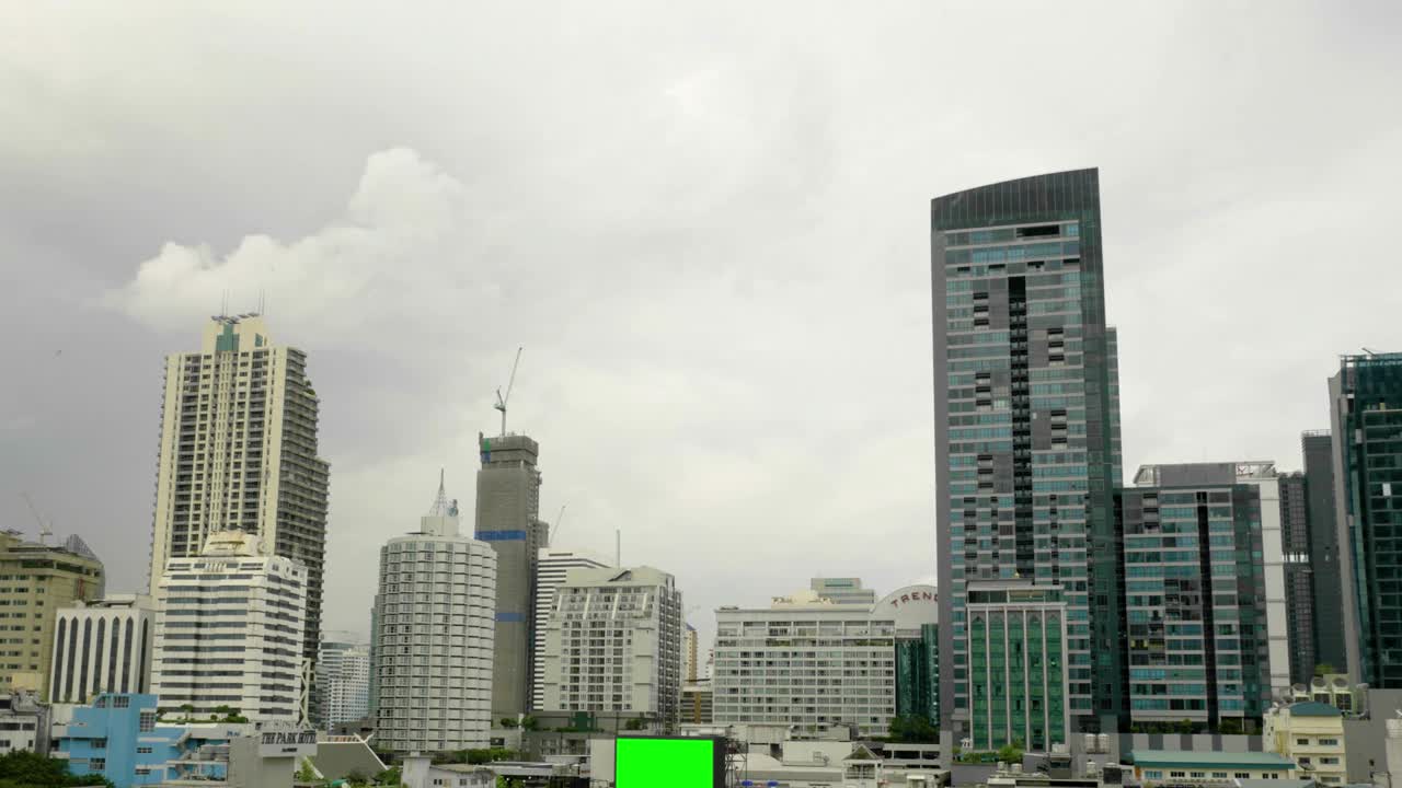 Timelapse de cidade tempestuosa com outdoor de tela verde