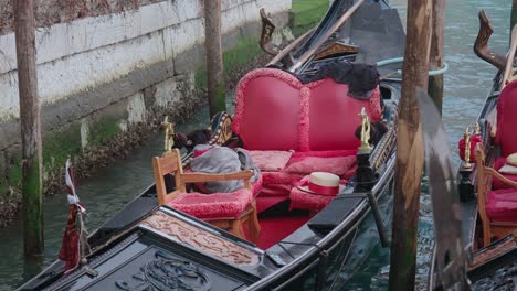 Lujosas-Góndolas-De-Terciopelo-Amarradas-En-El-Canal-De-Venecia