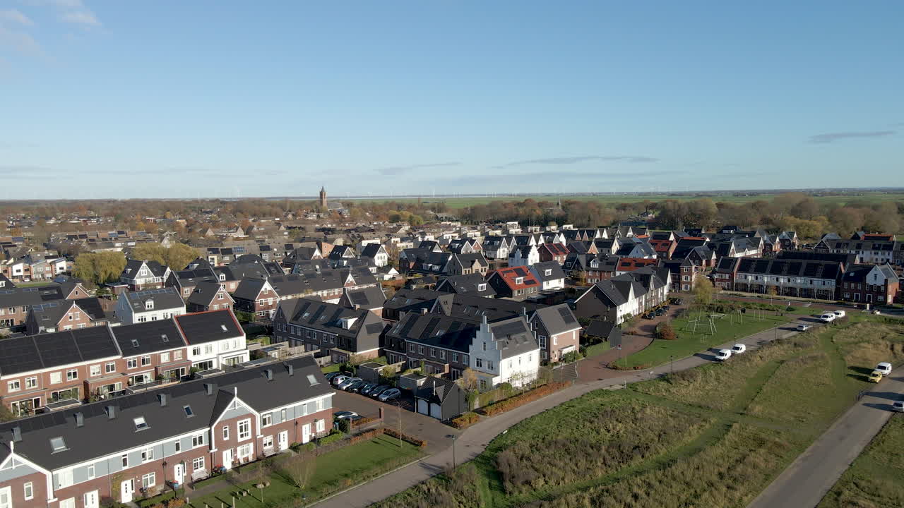 태양 전지판으로 가득 찬 지붕이 있는 현대적인 교외 지역의 영화 같은 집