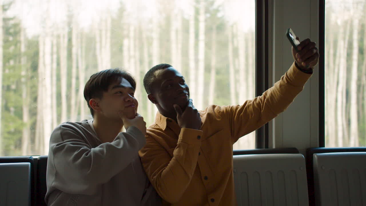 amigos tomándose selfies