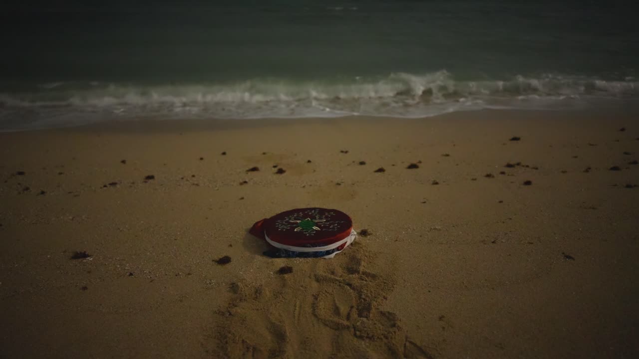 mujer crea costura hecha a mano con patrón de garganta de tortuga usando bordado en tela dentro de un aro de madera