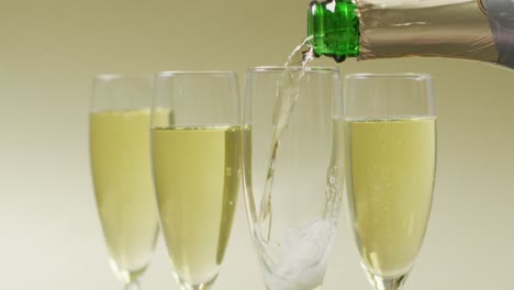Video-Von-Champagner,-Der-Auf-Gelbem-Hintergrund-In-Ein-Glas-Gegossen-Wird