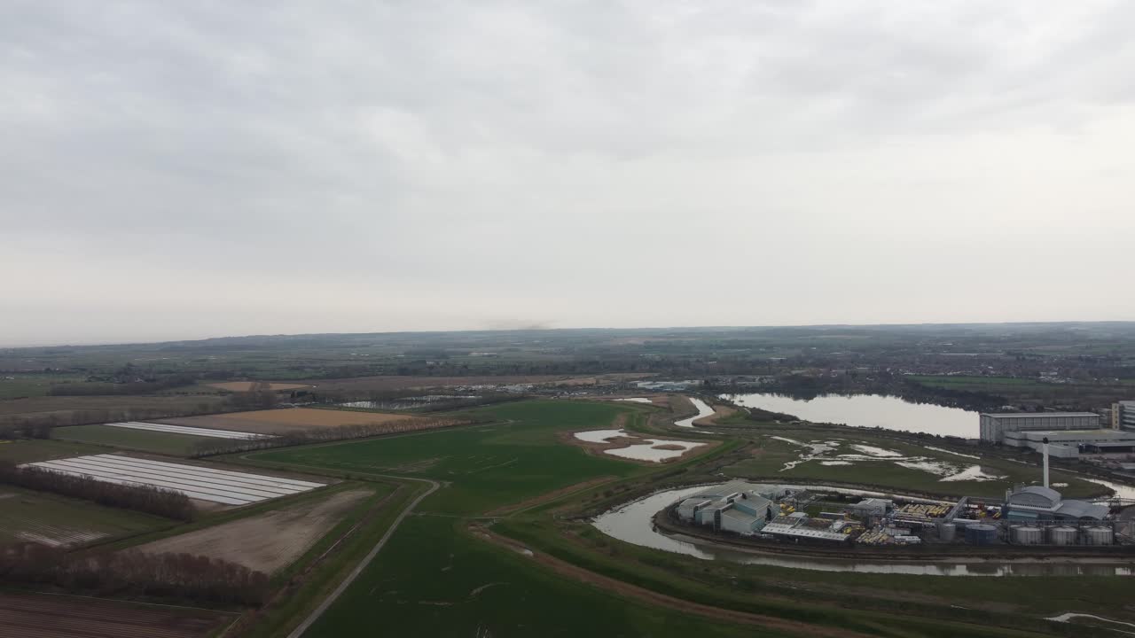 영국 켄트의 스투어 강을 따라 건물의 공중 드론 샷