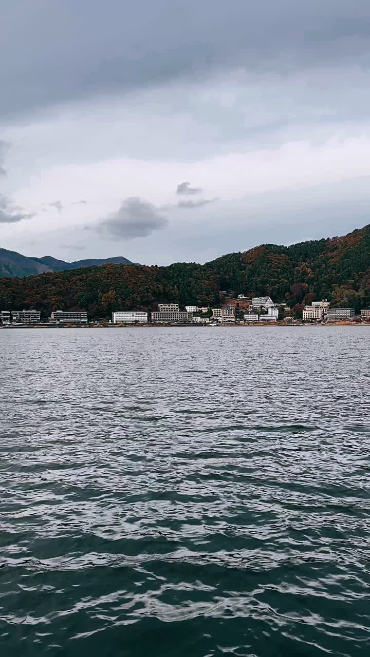 산악 리조트와 함께 호수 전망