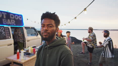 Retrato-De-Un-Hombre-Afroamericano-Positivo-En-El-Festival-De-Verano