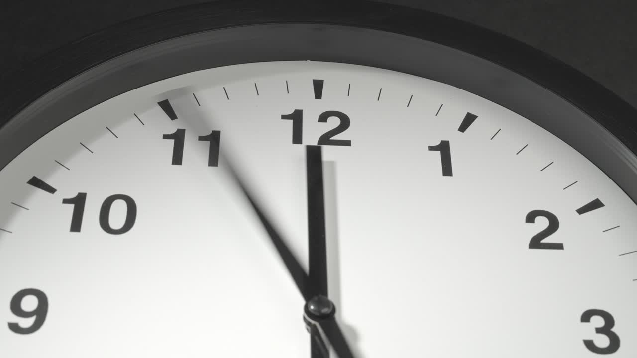 cara del reloj en el lapso de tiempo en la pared gris oscuro