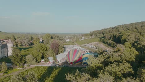 4k 空氣氣球 2 個熱氣球充氣, 圍繞著舊的戰鬥機和城堡