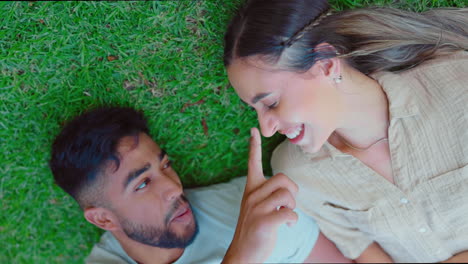 vista desde arriba, pareja feliz y nariz tocada en el parque
