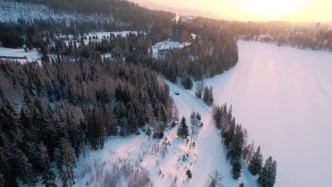 Paisaje-Invernal-Y-Atmósfera-Helada-Durante-La-Puesta-De-Sol-Dentro-De-La-Comunidad-De-Bacúch-En-Eslovaquia