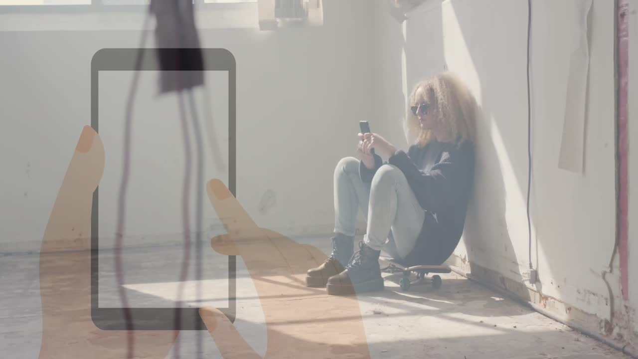 Animazione di icona dello smartphone con fumetti su una donna caucasica che usa lo smartphone