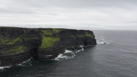 Luftaufnahme-Der-Meeresklippen-In-Irland