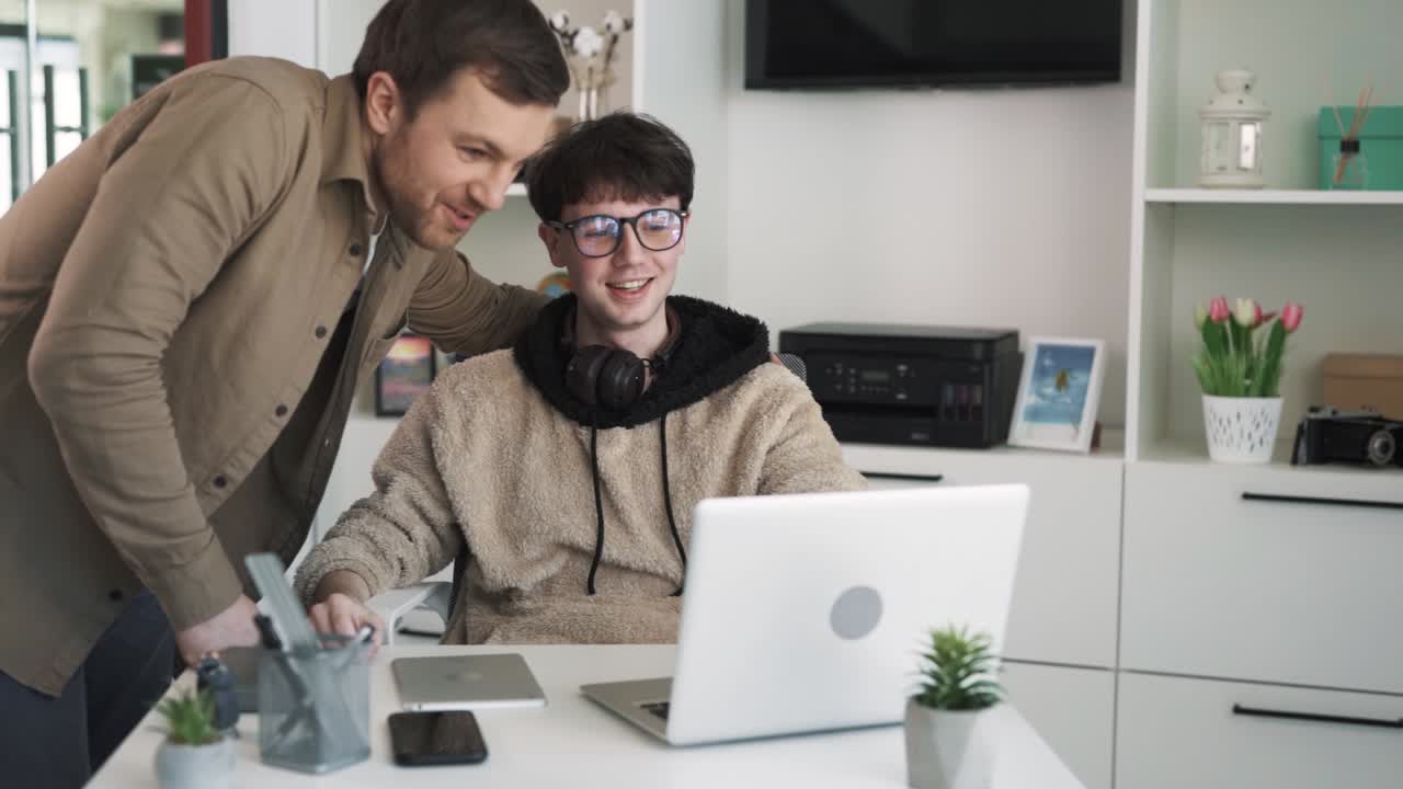 The supervisor approaches the employee in the office.The supervisor praises the employee for their good work.they give each other a high-five and the supervisor taps the employee on the shoulder.
