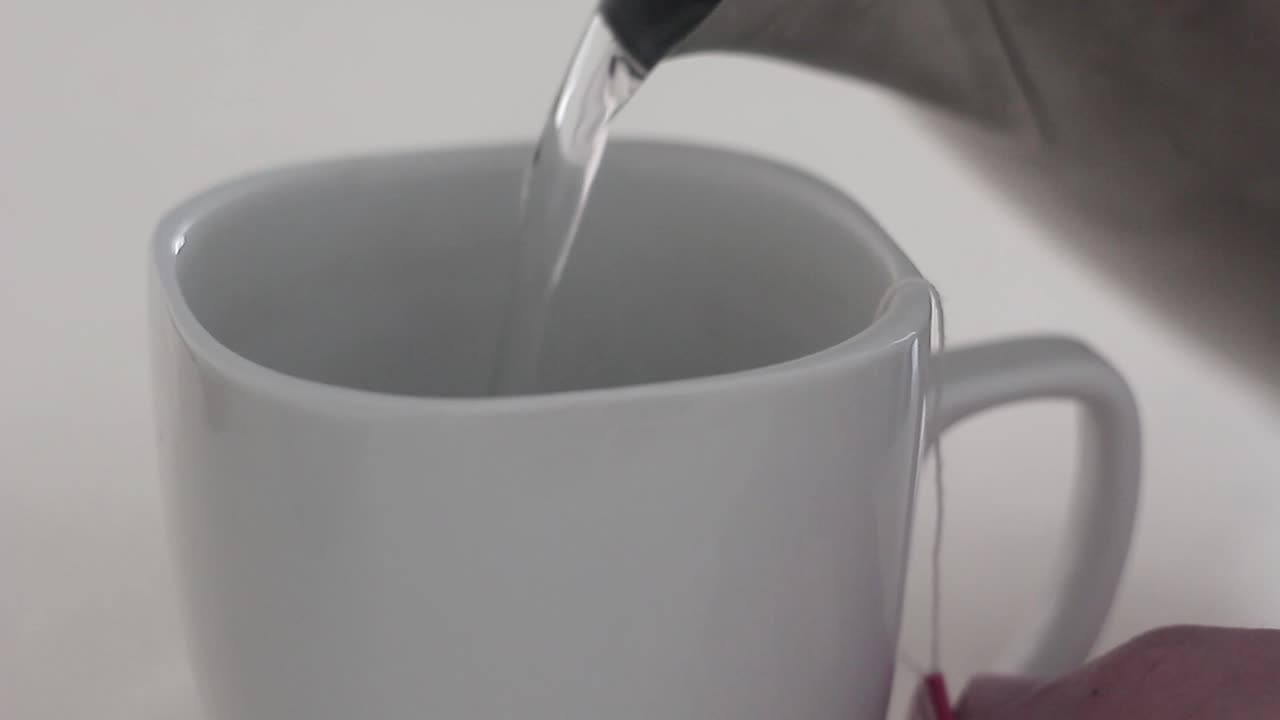 Un hombre prepara té por la mañana antes de ir a trabajar
