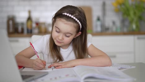 una niña haciendo la tarea en casa