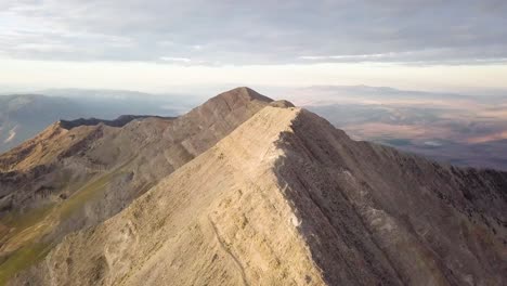 Dramatische-Landschaft-Umgibt-Mt.-Nebo,-Utah-Im-Sonnenlicht-Der-Goldenen-Stunde-–-Schwenk-Neige-Schwenkbewegung-Aus-Der-Luft