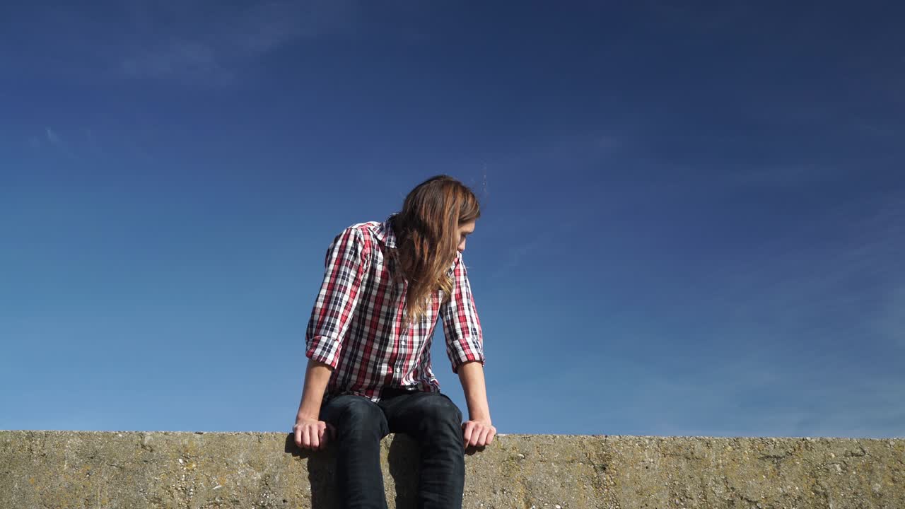 긴 머리카락의 남자가 바가에서 휴식을 취하고 4k