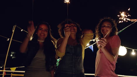 amigos celebrando con sparkler